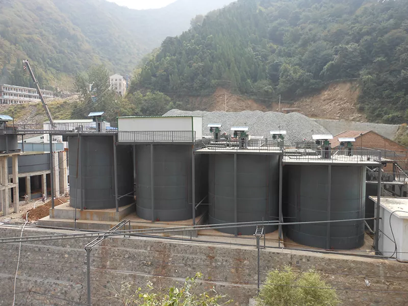 Which materials of construction are most resistant to wear and corrosion in a leaching agitation tank