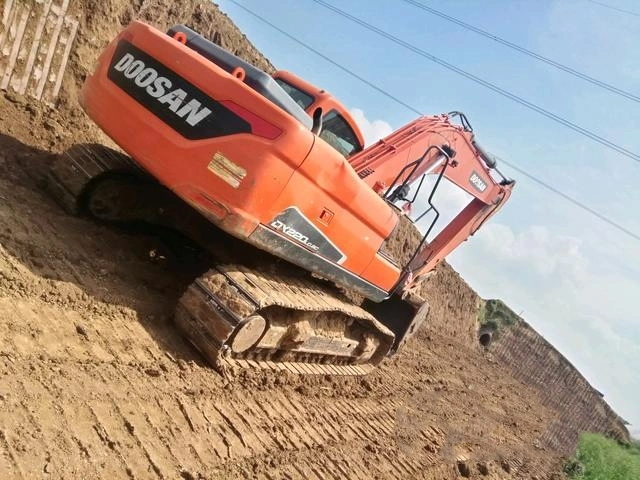 Low Price Original Working Time 4600 Hours Good Condition Used Doosan 220-7 Excavator in Stock for Africa